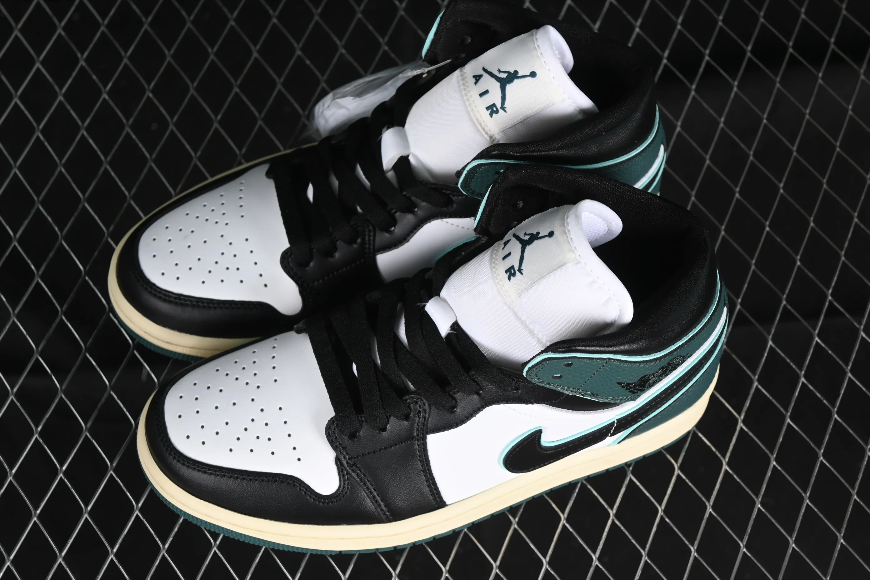 All Categories Air Jordan Jordan Series Basketball Shoes Air Jordan 1 Mid Air Jordan 1 Mid AJ1 Joe 1 Snake Print Black Green Toe Zhongbang Basketball Shoes FQ7818-100